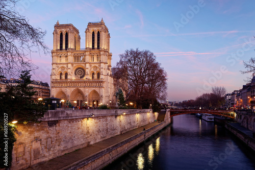 Notre Dame de Paris au crépuscule 