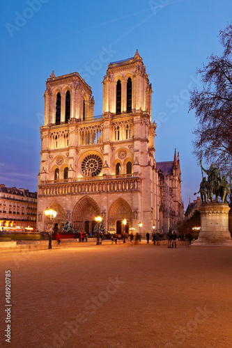 Notre Dame de Paris au crépuscule  © GSM