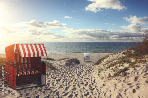 Fototapeta Naklejka Na Ścianę i Meble -  Strandkorb an der Ostsee beim Sonnenuntergang
