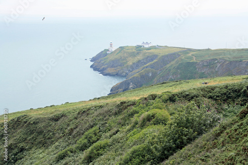 Blick aus der Ferne auf Leuchtturm in Howth, Irland