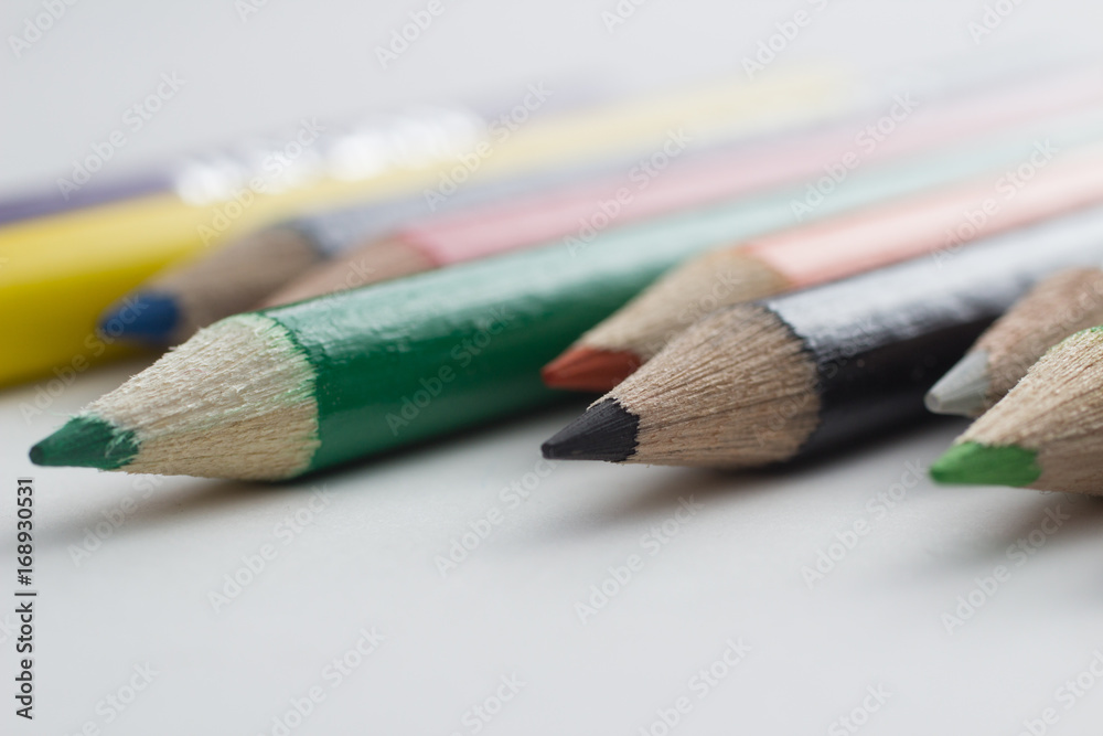 Obraz premium Close-up of a group of multicolored pencils on a white background