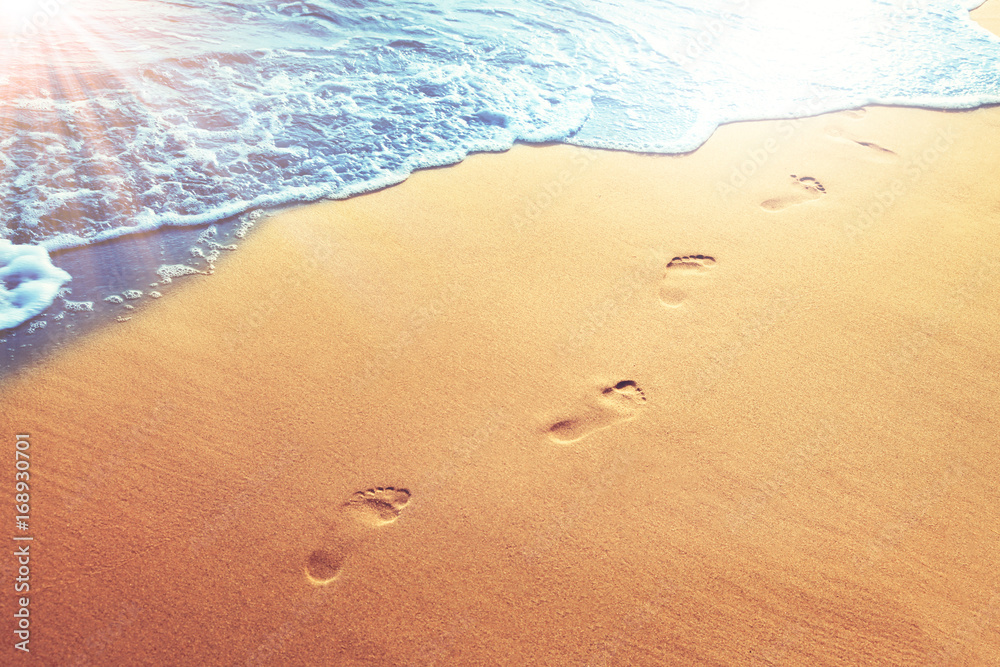 Wunschmotiv: Fußspuren im Sand am Strand #168930701