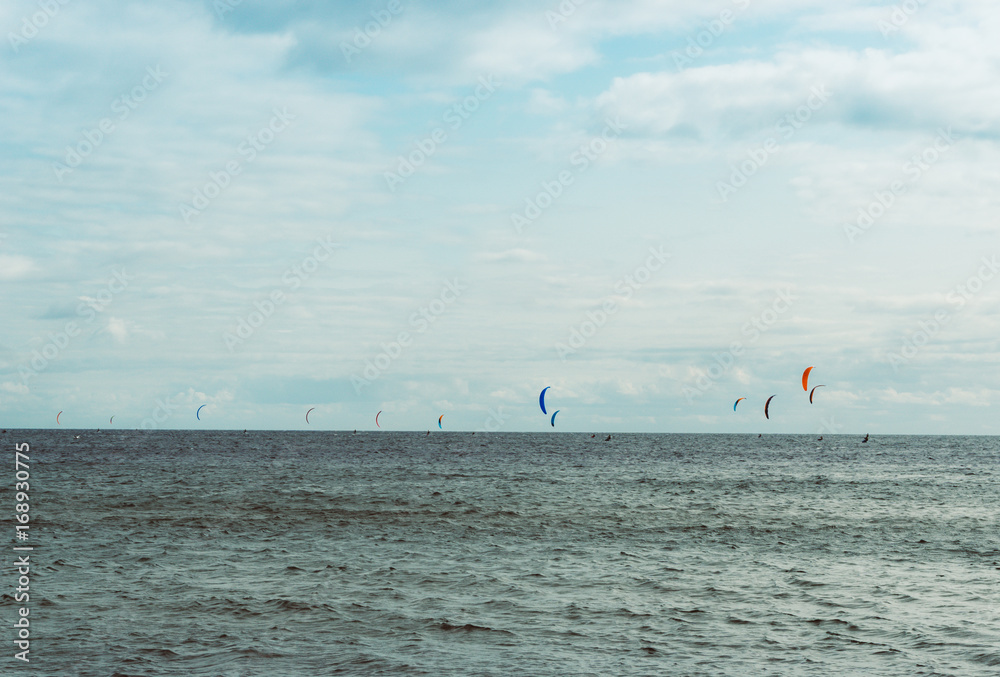 Kitesurfer auf dem offenen Meer