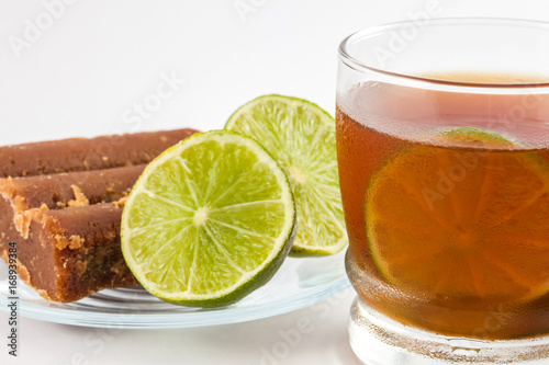 Cold sugarcane-water (aguapanela) with lemon