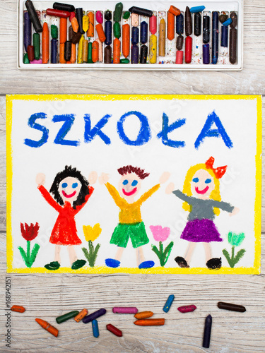 Kolorowy rysunek przedstawiający napis WITAJ SZKOŁO oraz cieszące się dzieci. Powrót do szkoły