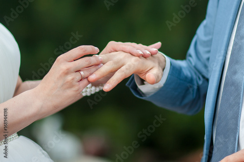 Putting the wedding ring © EgoR