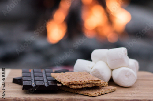 Foto Smores Ingredients at a Beach Bonfire with Chocolate, Marshmellow, and Graham Cr