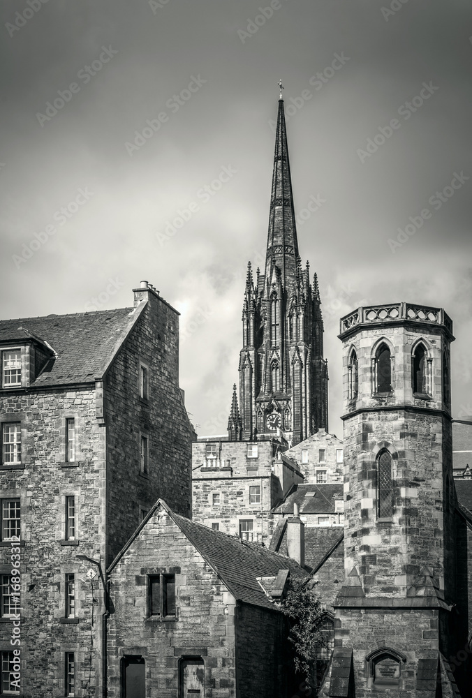 Fototapeta premium view across buildings in Edinburgh in black and white