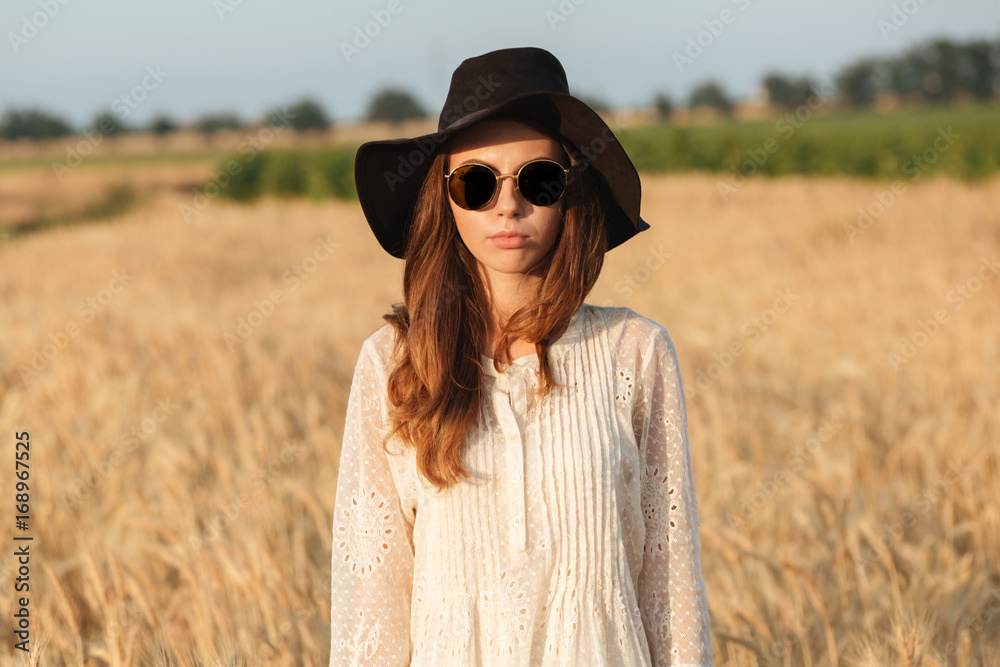 Obraz premium Amazing young woman wearing sunglasses