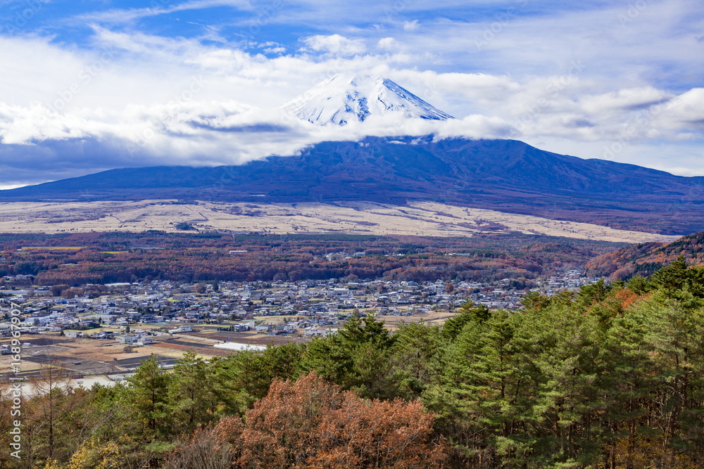 高座山から見た富士山と忍野の風景、山梨県忍野村にて