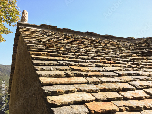 Toiture traditionnelle en lozes de schiste, Ardèche, France photo