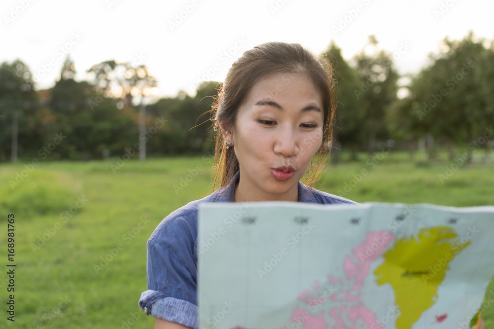 Fototapeta premium Girl seeing the map