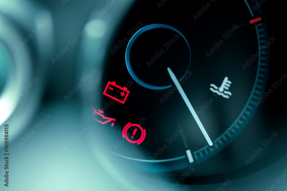 Naklejka premium close-up on car dashboard and warning icon