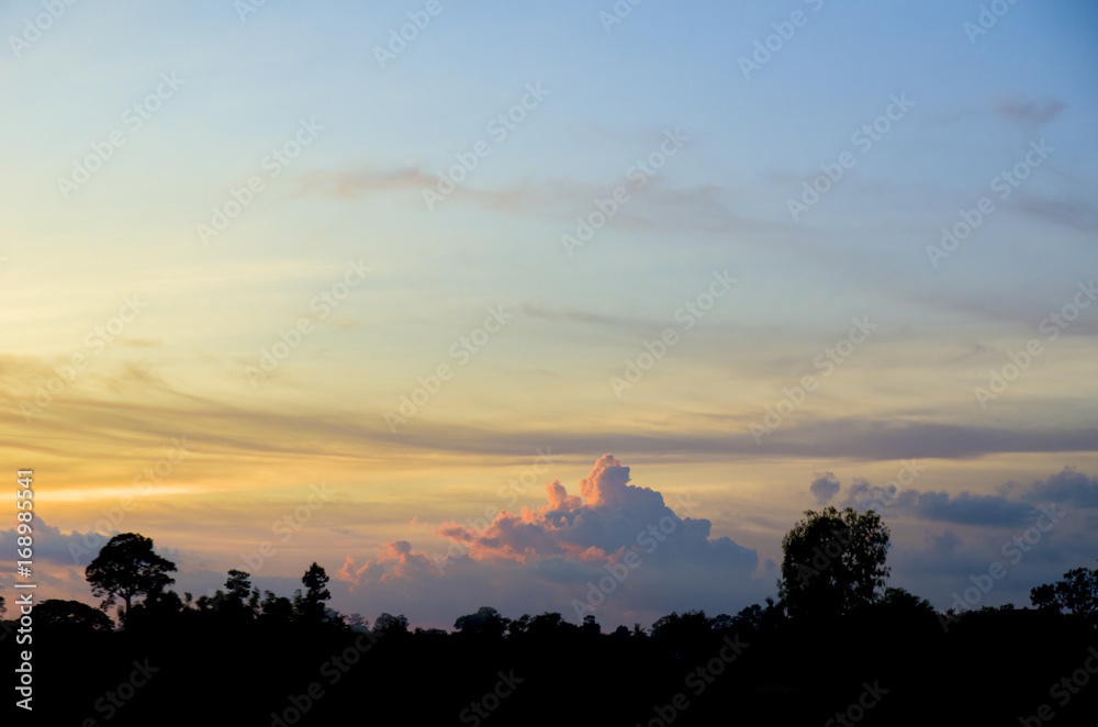 Obraz premium Clouds with light of sunset