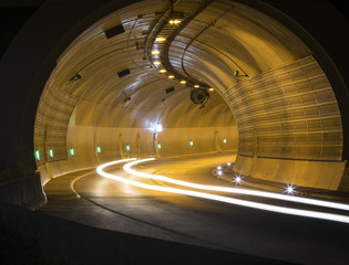 Fotobehang Tunnel Verkeerstunnel van binnenuit gezien  © Tobias Arhelger