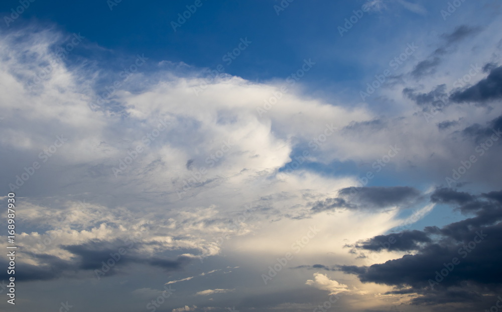 Obraz premium Beautiful clouds at sunset, improbable sky