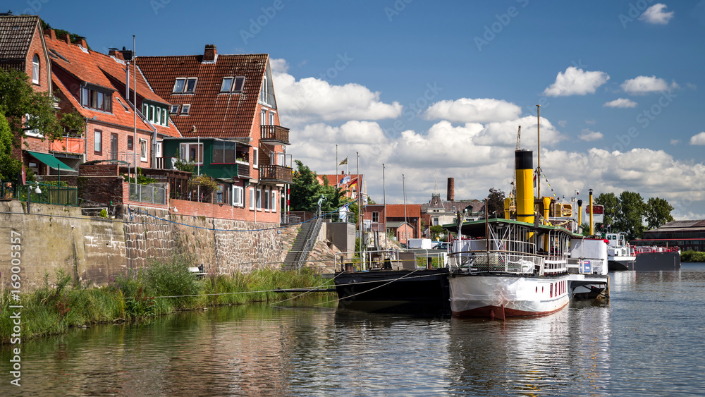 Fototapeta premium Schiffsanleger in Lauenburg an der Elbe im Sommer