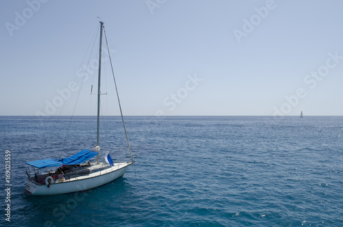 Segelboot im weitem Meer