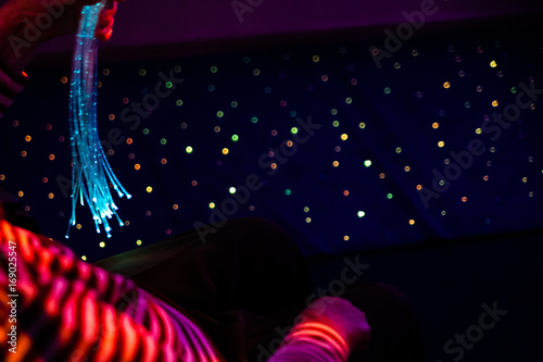 Obraz na płótnie Color therapy procedure in retirement home. multi sensory room w salonie