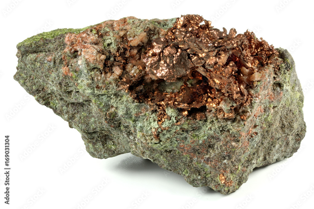 gediegenes Kupfer aus Arizona/ USA isoliert auf weißem Hintergrund