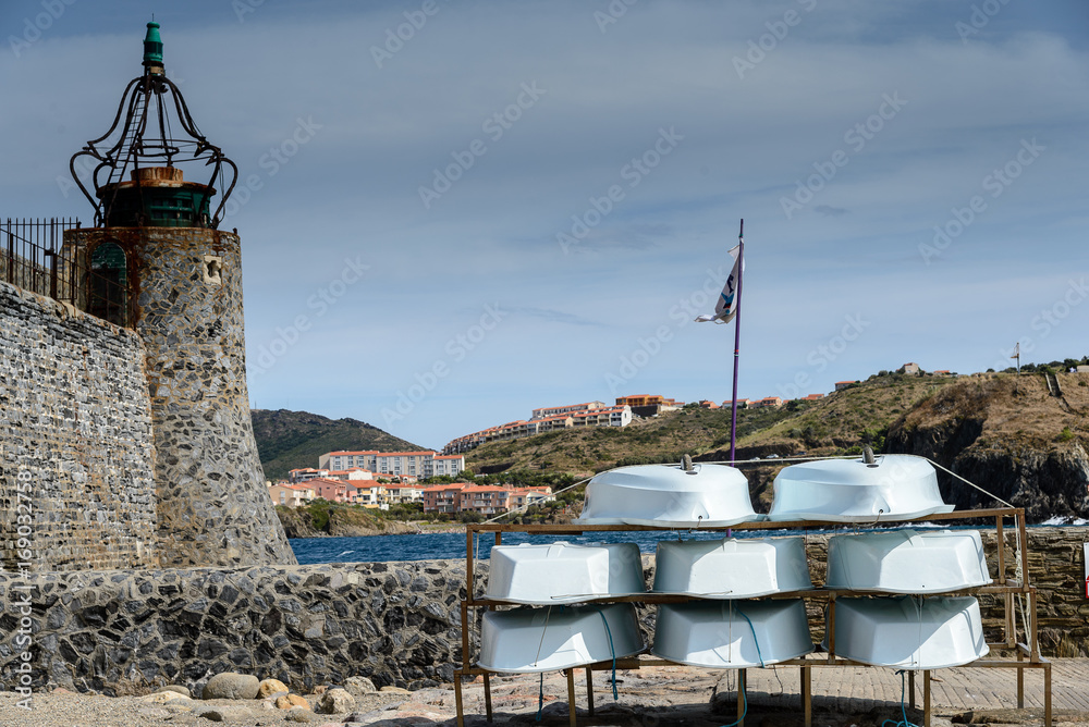 Faro de Collioure.Perla de la costa Bermeja, la pequeña ciudad de  Collioure, apreciada por los pintores, forma un conjunto con un encanto  increíblemente pintoresco Stock Photo | Adobe Stock