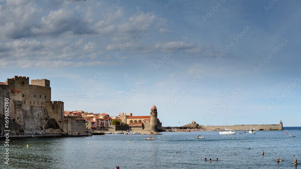 Perla de la costa Bermeja, la pequeña ciudad de Collioure, apreciada por los pintores, forma un conjunto con un encanto increíblemente pintoresco