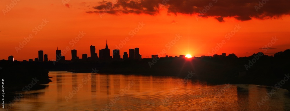 Fototapeta premium Panorama Warszawy o zachodzie słońca