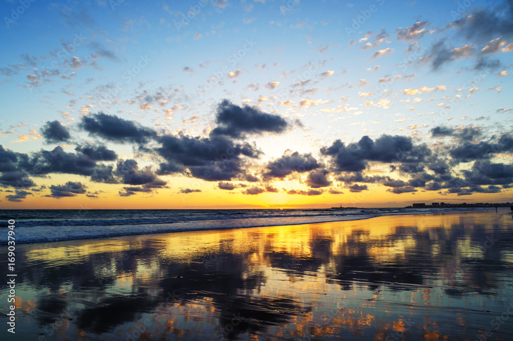 Sonnenuntergang Spektakel am Strand von Cadiz am Atlantik