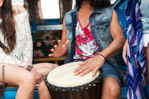 Fotografie close up of hippie friends playing tom-tom drum