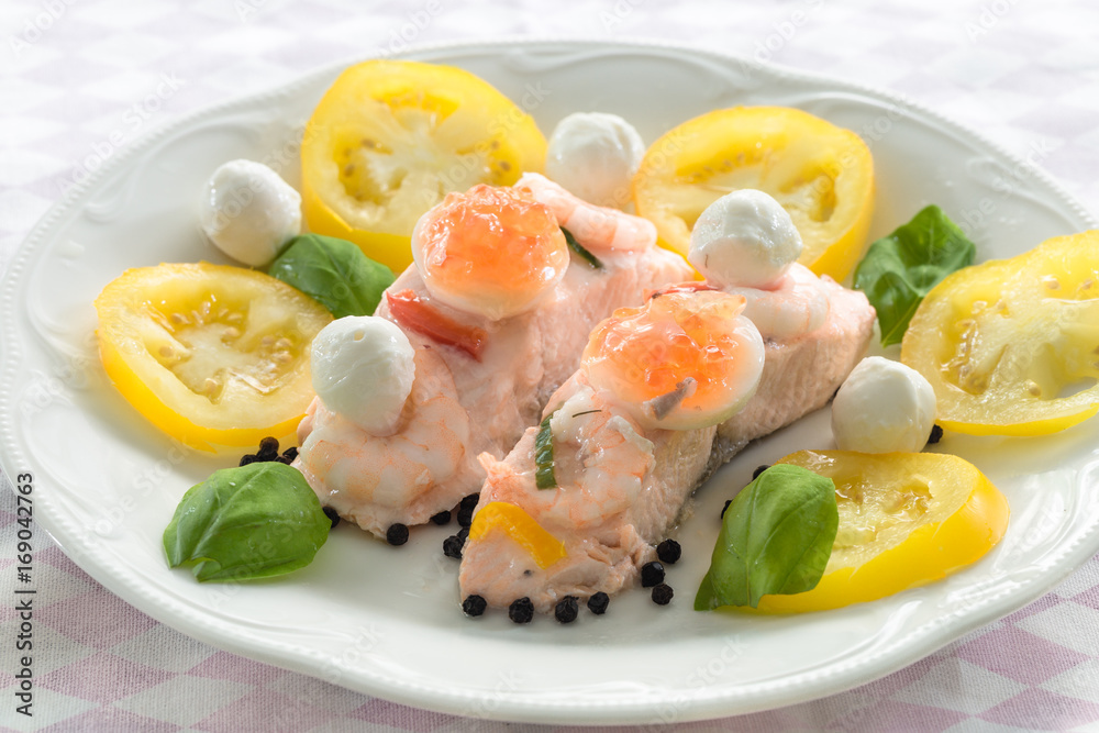 Porchierter Lachs mit gelben Brandywine Tomaten Porchierter Lachs mit gelben Brandywine Tomaten