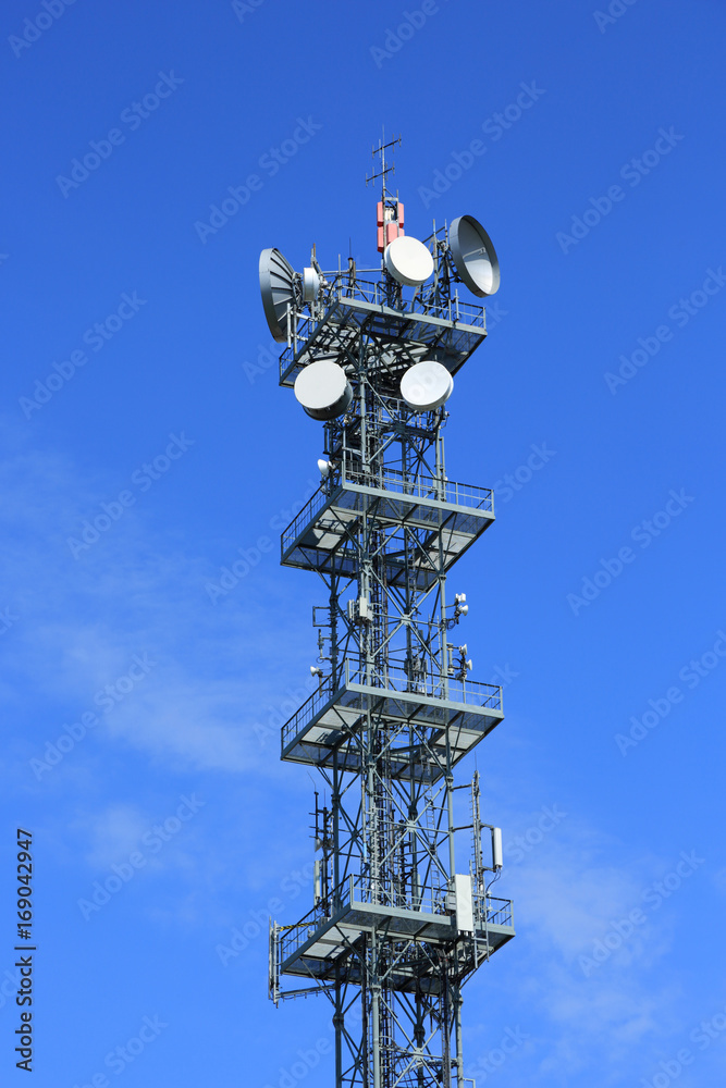 Antena, maszt z antenami satelitarnymi. Antena, maszt z antenami satelitarnymi.