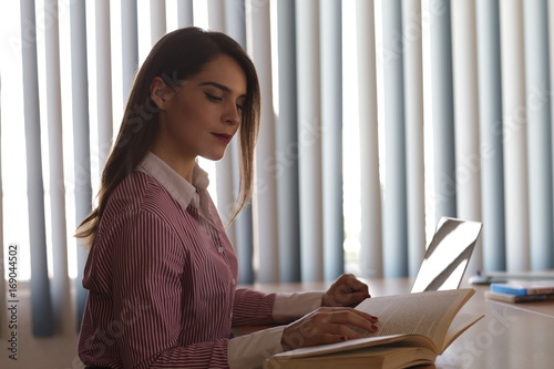 maestra y estudiante leyendo diversas lecturas de filosofía, matemáticas y novelas