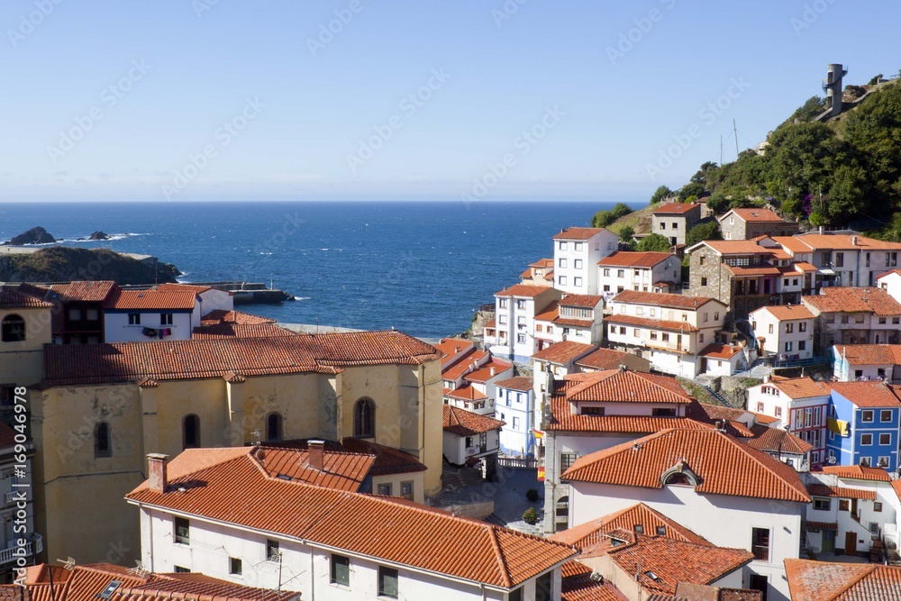 Φωτογραφία view of the mountainside full of roofs in Cudillero, Spain