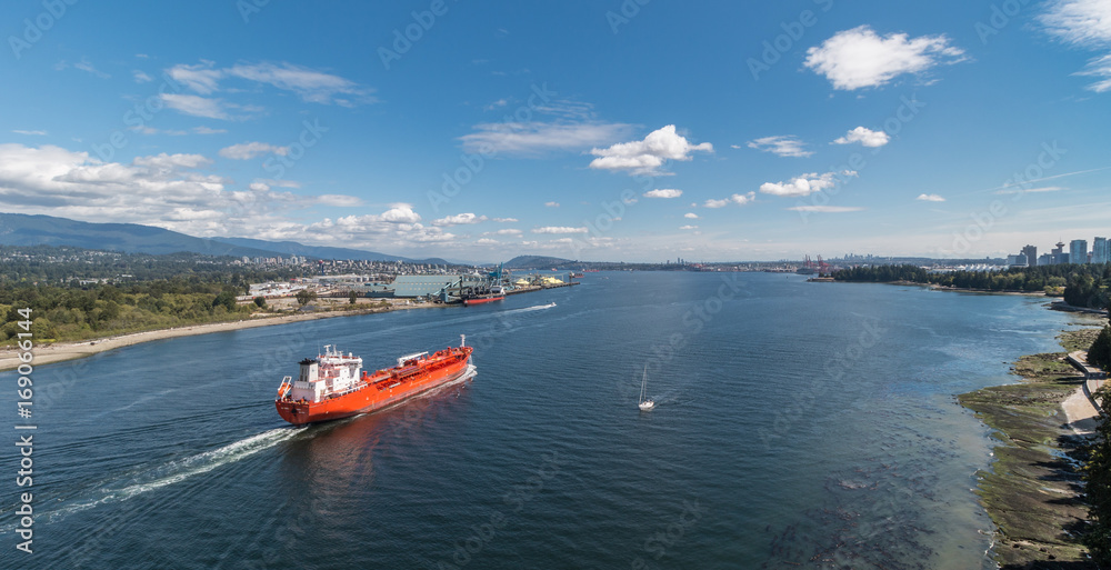 Obraz premium Ship Enters Inlet