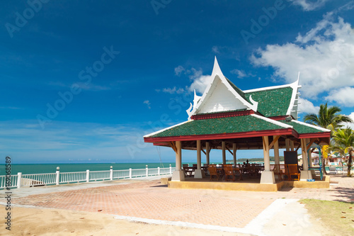 Traditional thai architecture on the beach © kwiatek7