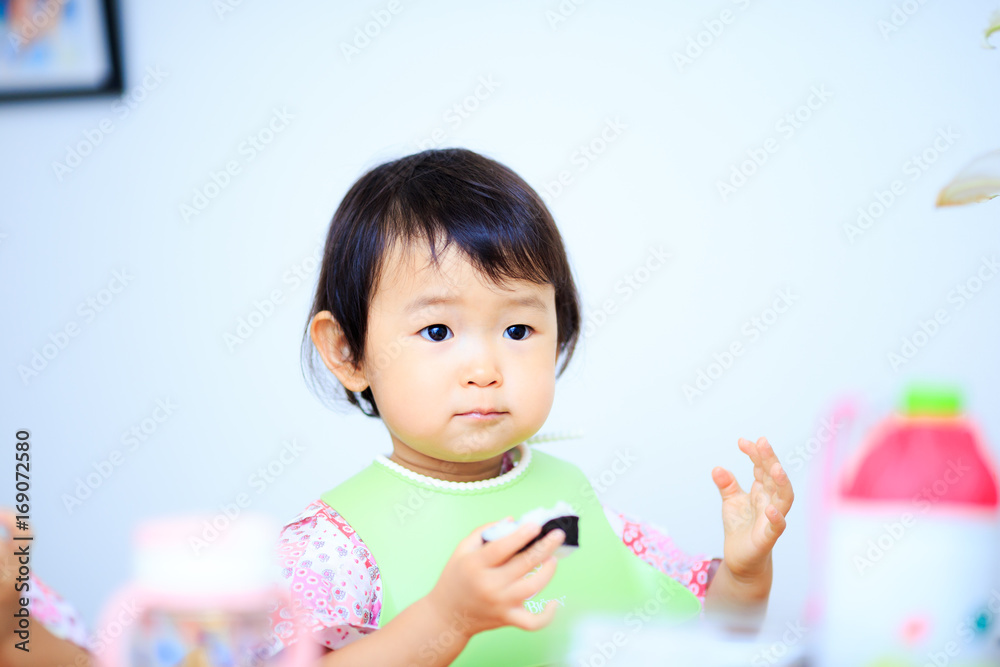 食事中の子供 食事中の子供