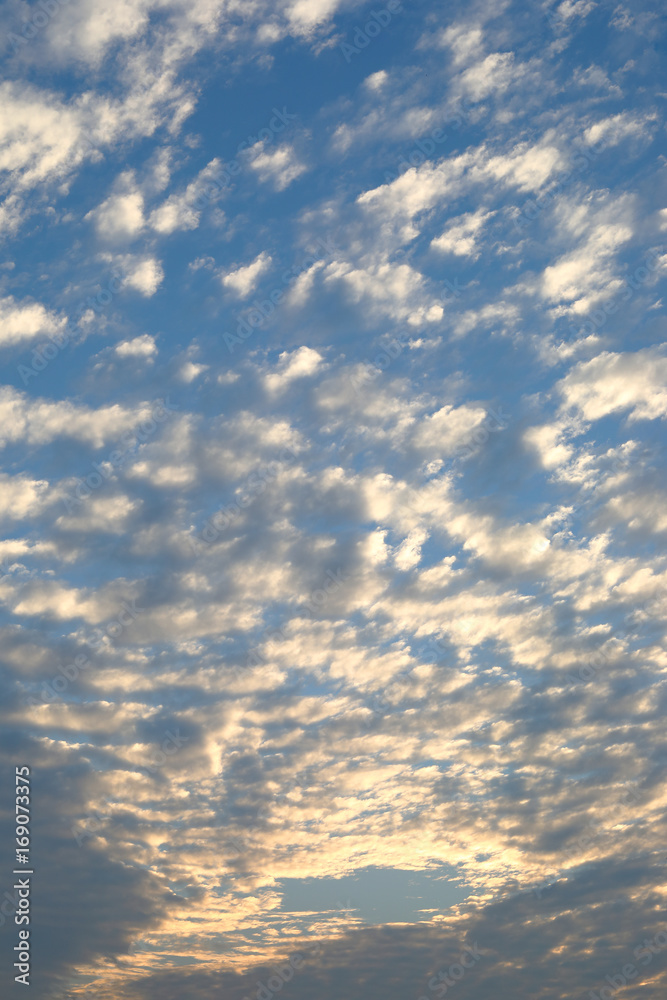 Fototapeta premium beautiful moving cloud above dramatic blue sunset sky cloudy background