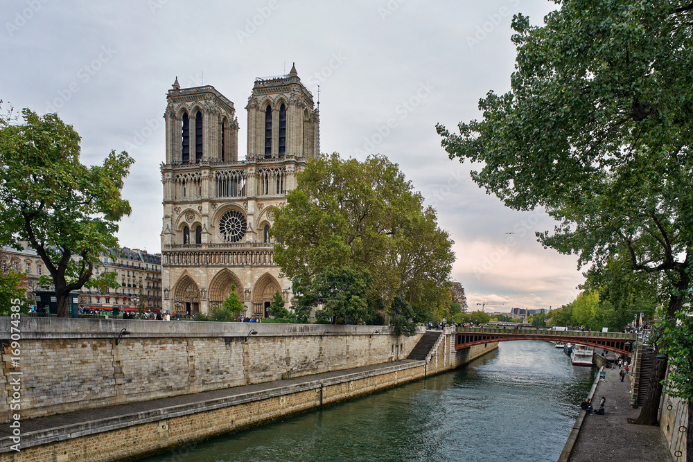 Fototapeta premium Notre Dame and Seine River
