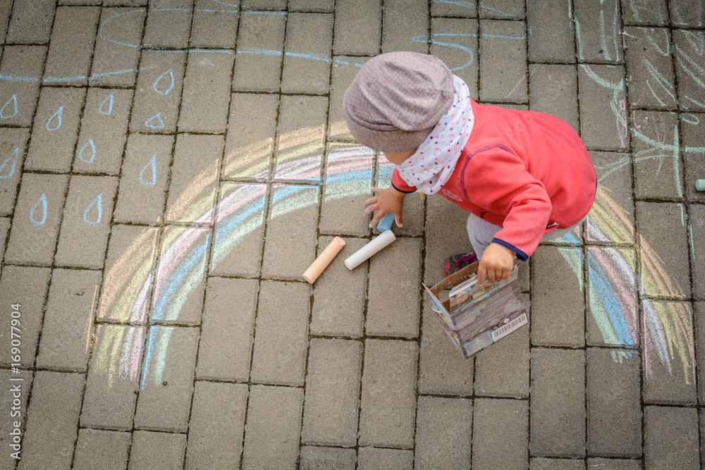 Kleinkind Regenbogen Malen Mit Kreide Stock Foto Adobe Stock Kleinkind Regenbogen Malen Mit Kreide Stock Foto Adobe Stock