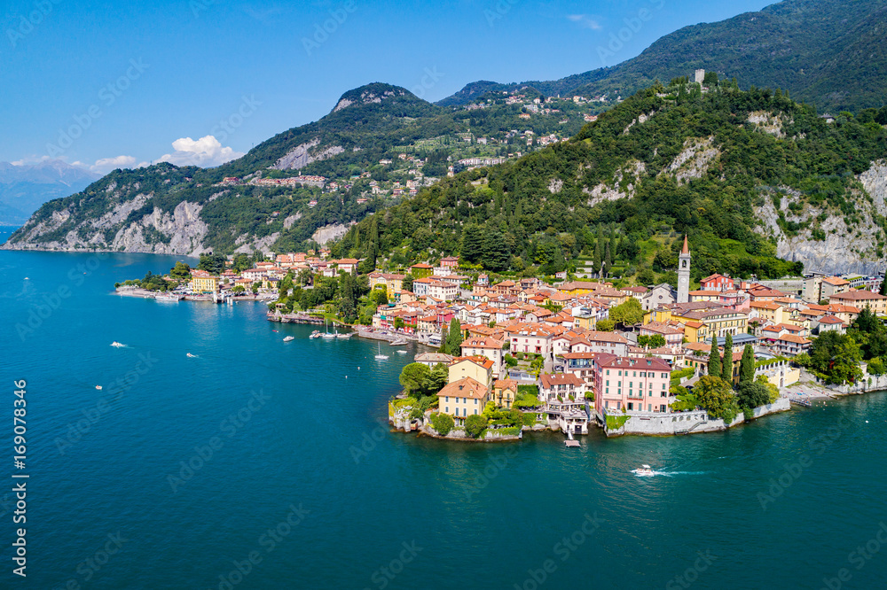 Varenna - Lago di Como (IT) - Vista aerea del borgo e del Castello di Vezio