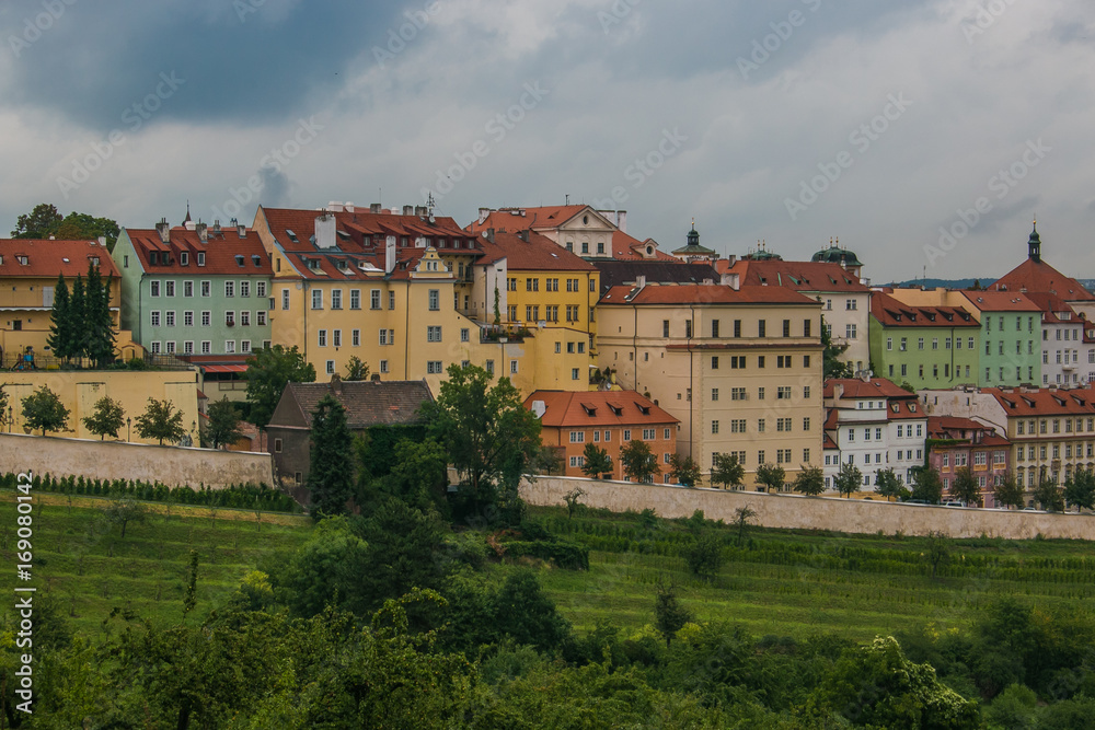 Pittoresco quartiere con case colorate nel centro di Praga