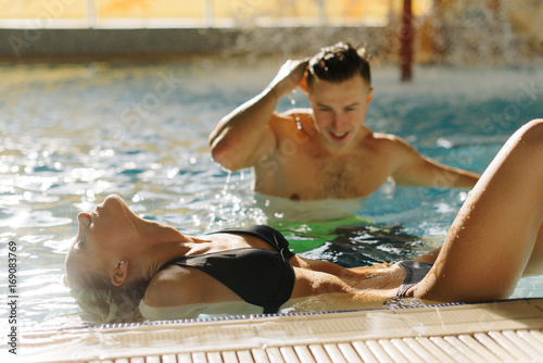 Slika na platnu Young couple in pool