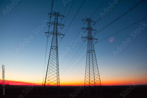 Tralicci dell'alta tensione elettrica al tramonto