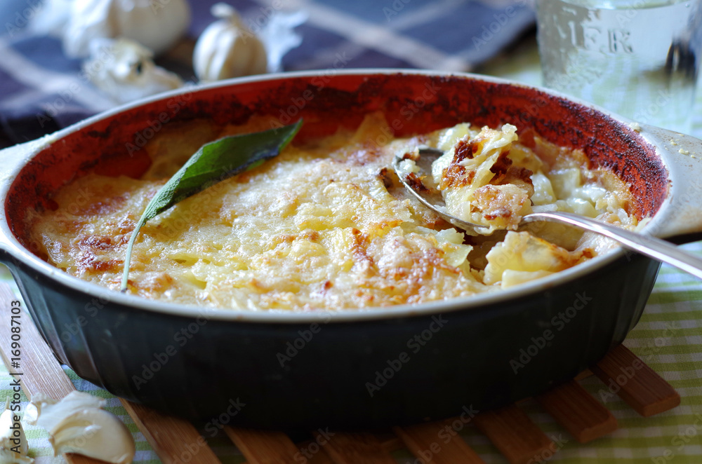 Kartoffelgratin mit Knoblauch und Parmesan Stock Photo | Adobe Stock