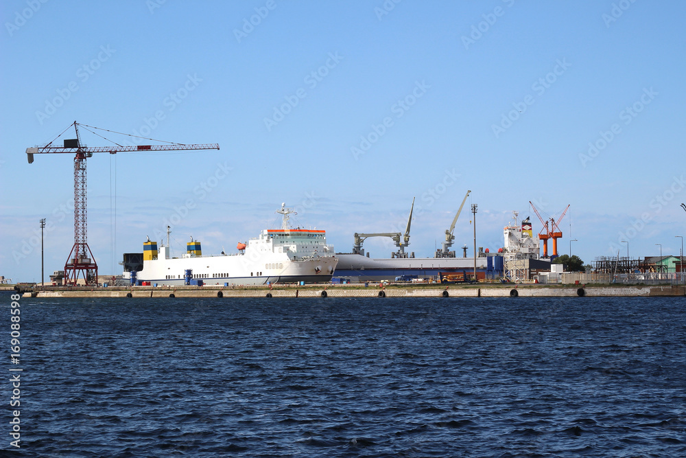 un bateau cargo à quai au port de Dunkerque occupé à être charger par des grue