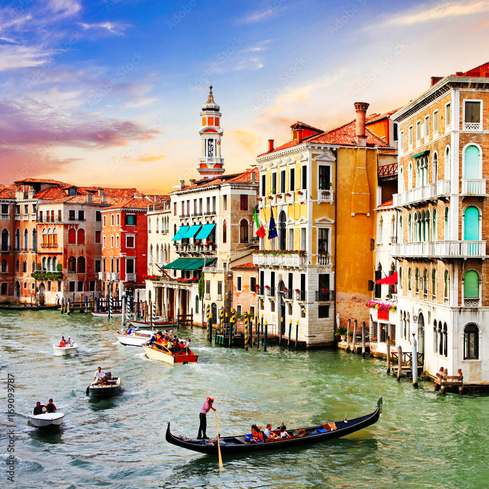 Obraz premium Najpiękniejsze i najbardziej romantyczne miasto Wenecja o zachodzie słońca. Włochy