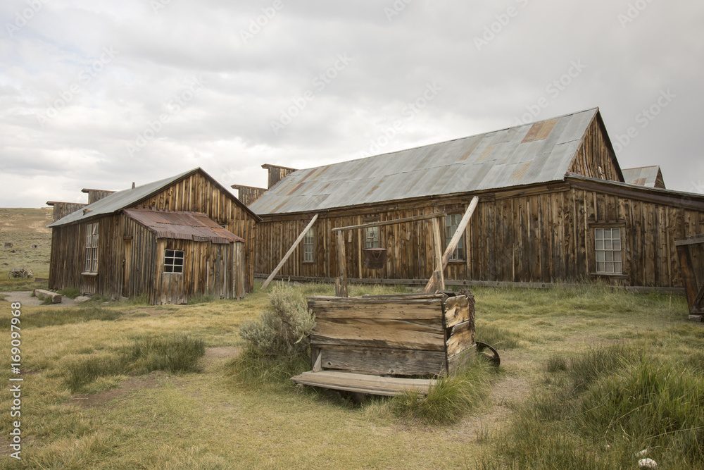Obraz premium Wooden well outside barn in field, Bodie