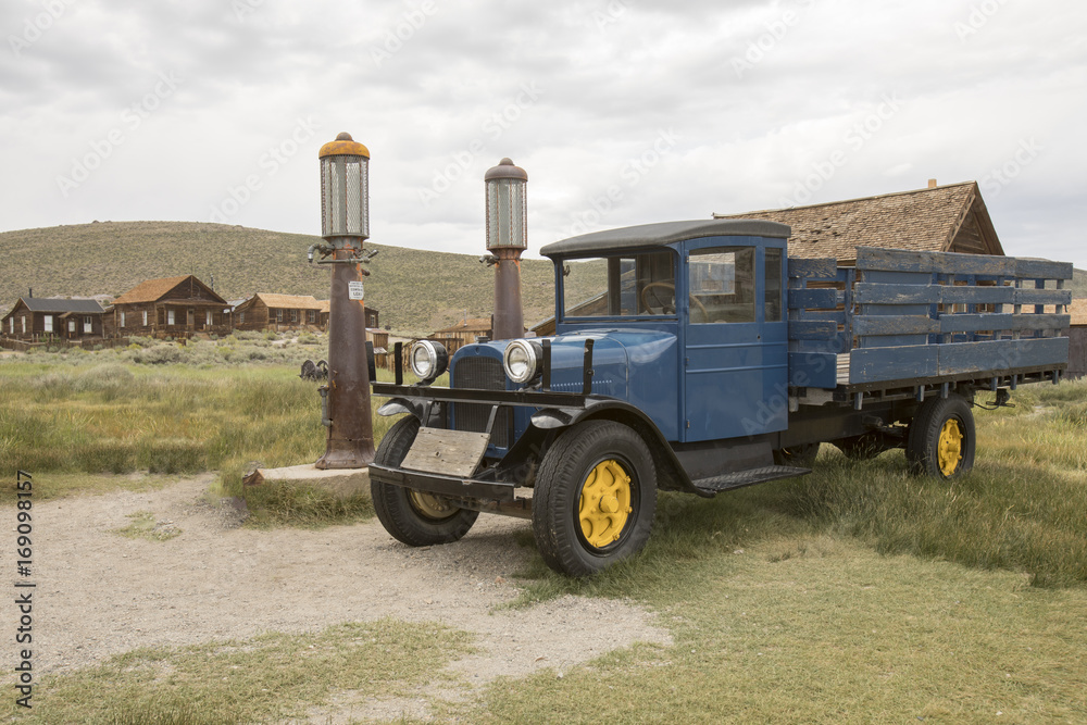 Obraz premium Vintage truck at gasoline pumps, Bodie