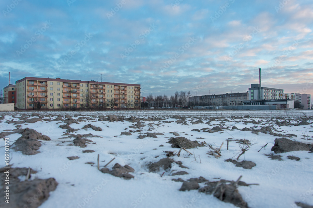 Bloki mieszkalne, osiedle zimową porą - Lipsko, Polska