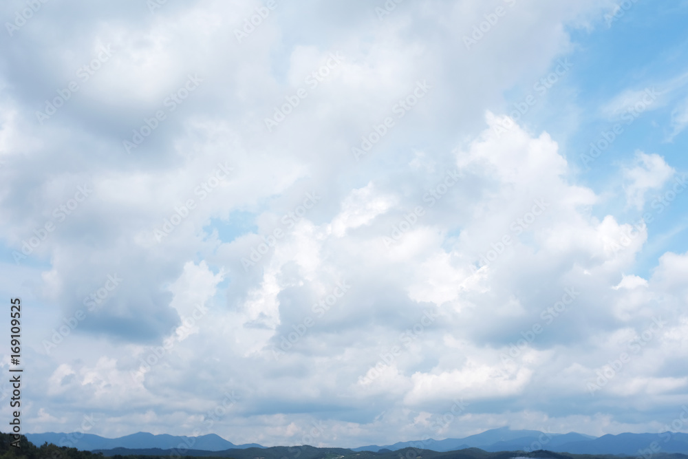 Fototapeta premium Błękitne niebo z chmurami
